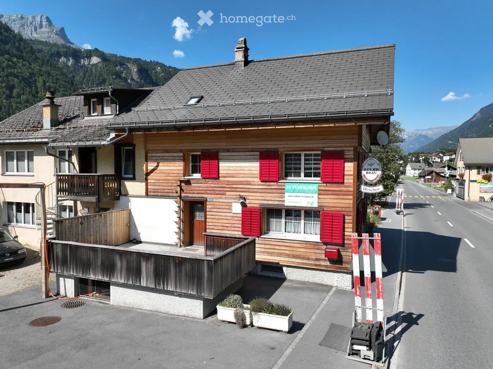 Maison de famille charmante de 6,5 pièces à Linthal, ancien restaurant avec une longue histoire