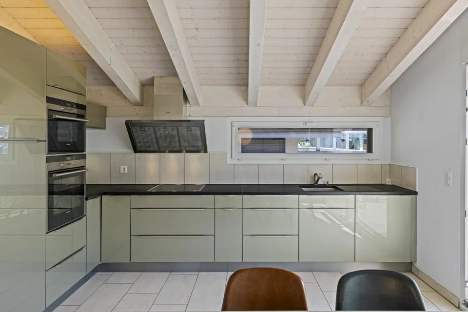 Geräumiges Attikapartment mit 4,5 Zimmern und 146 m2, mit atemberaubendem Blick auf die Alpen