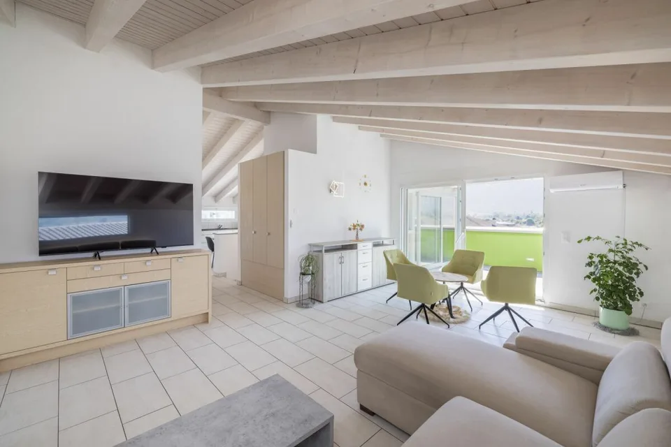 Geräumiges Attikapartment mit 4,5 Zimmern und 146 m2, mit atemberaubendem Blick auf die Alpen