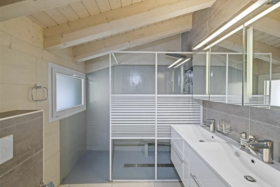 Geräumiges Attikapartment mit 4,5 Zimmern und 146 m2, mit atemberaubendem Blick auf die Alpen