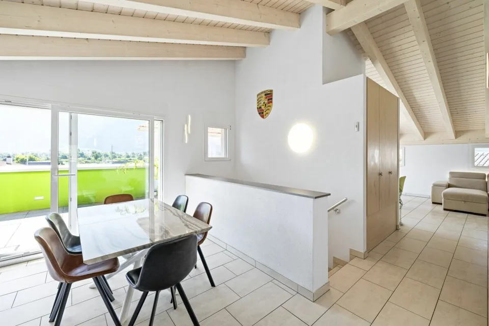 Geräumiges Attikapartment mit 4,5 Zimmern und 146 m2, mit atemberaubendem Blick auf die Alpen