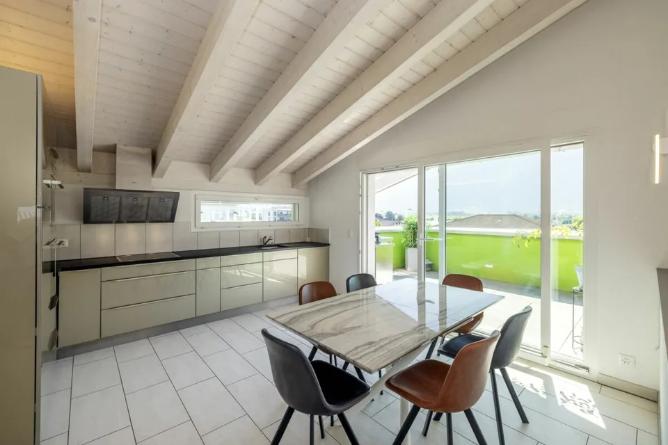 Geräumiges Attikapartment mit 4,5 Zimmern und 146 m2, mit atemberaubendem Blick auf die Alpen