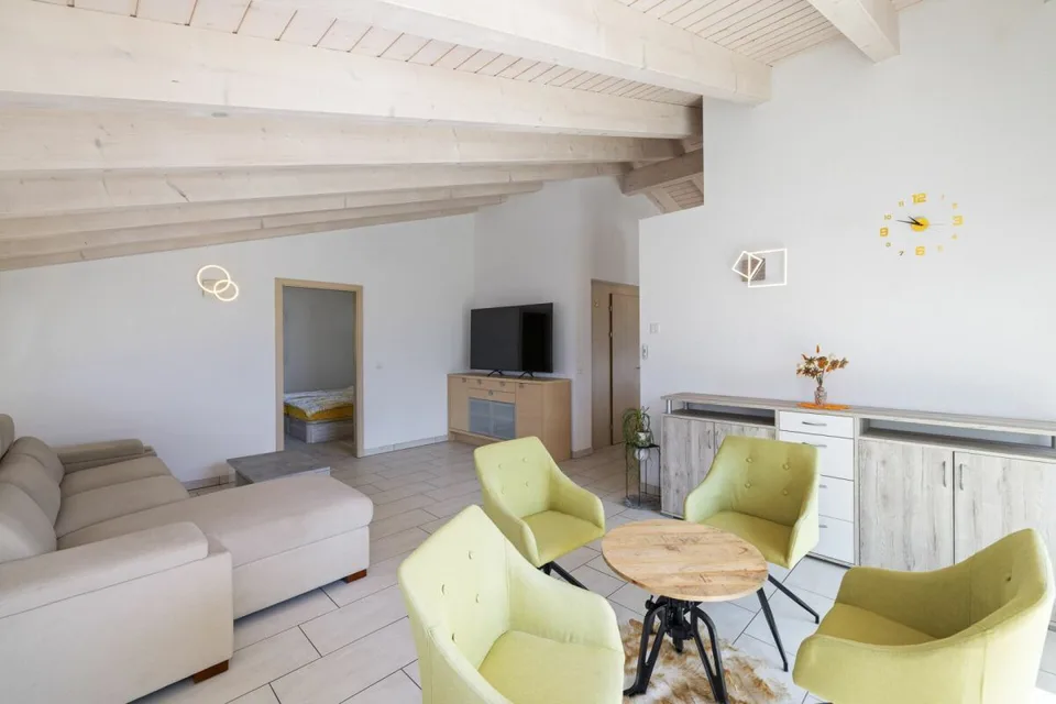 Geräumiges Attikapartment mit 4,5 Zimmern und 146 m2, mit atemberaubendem Blick auf die Alpen