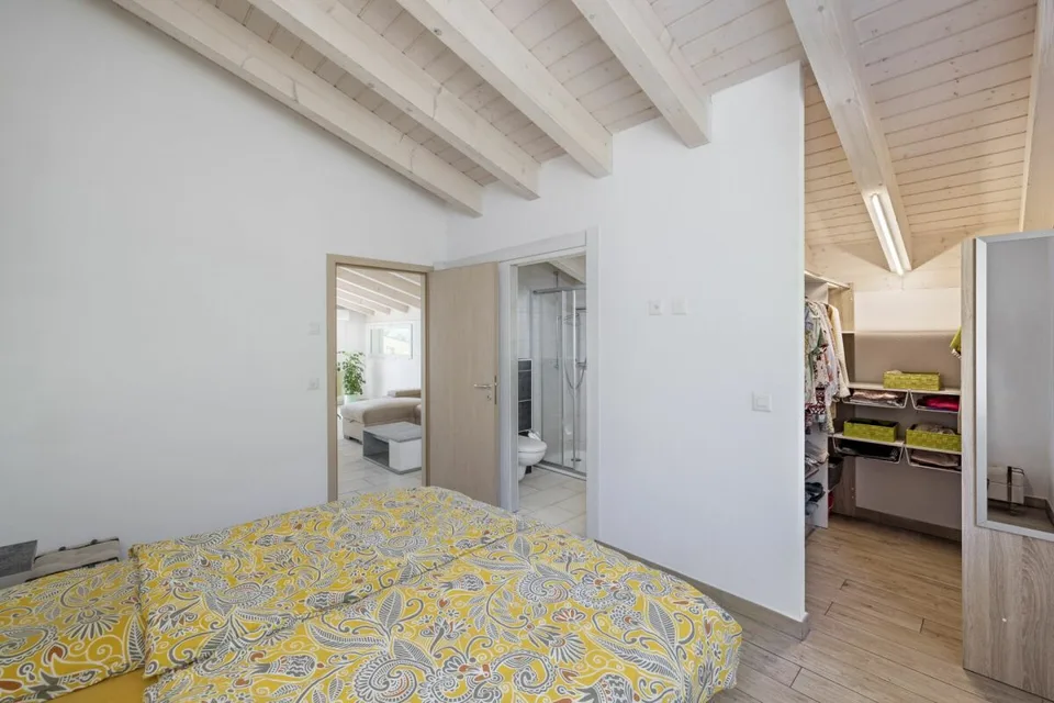 Geräumiges Attikapartment mit 4,5 Zimmern und 146 m2, mit atemberaubendem Blick auf die Alpen