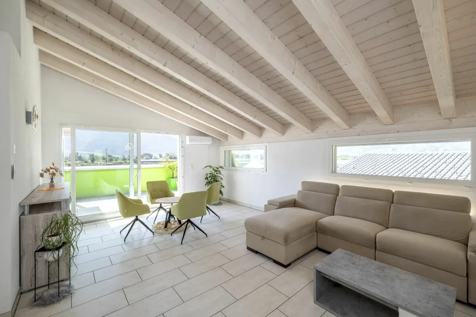 Geräumiges Attikapartment mit 4,5 Zimmern und 146 m2, mit atemberaubendem Blick auf die Alpen