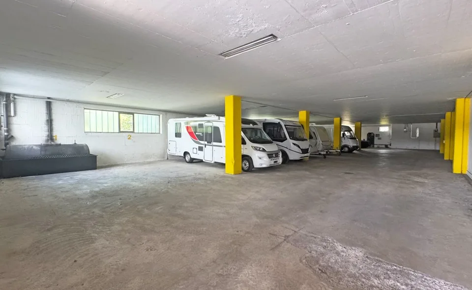 Camper / Camping-car - Place de stationnement incl. électricité à Bülach