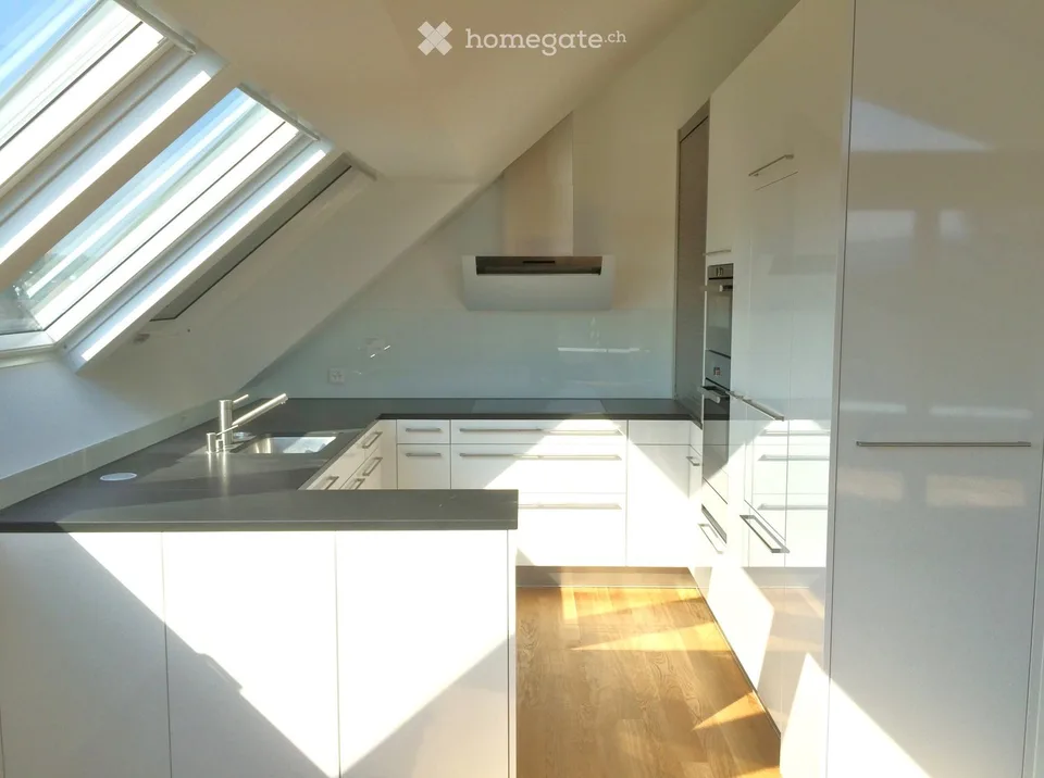Avec l'ascenseur directement dans l'appartement mansardé