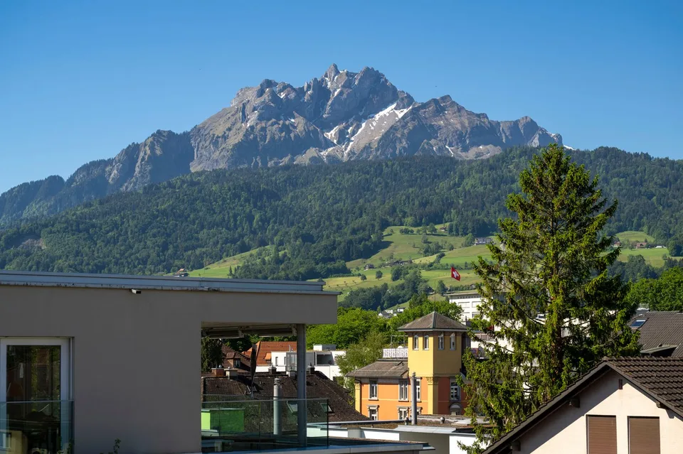 First-time rental of a charming 2.5-room apartment in a quiet location with a beautiful inner courtyard and Pilatus view