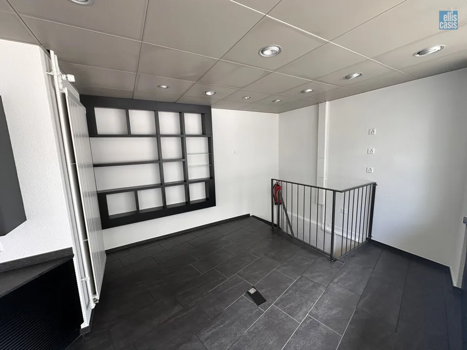 Attractive commercial space for office, practice or service