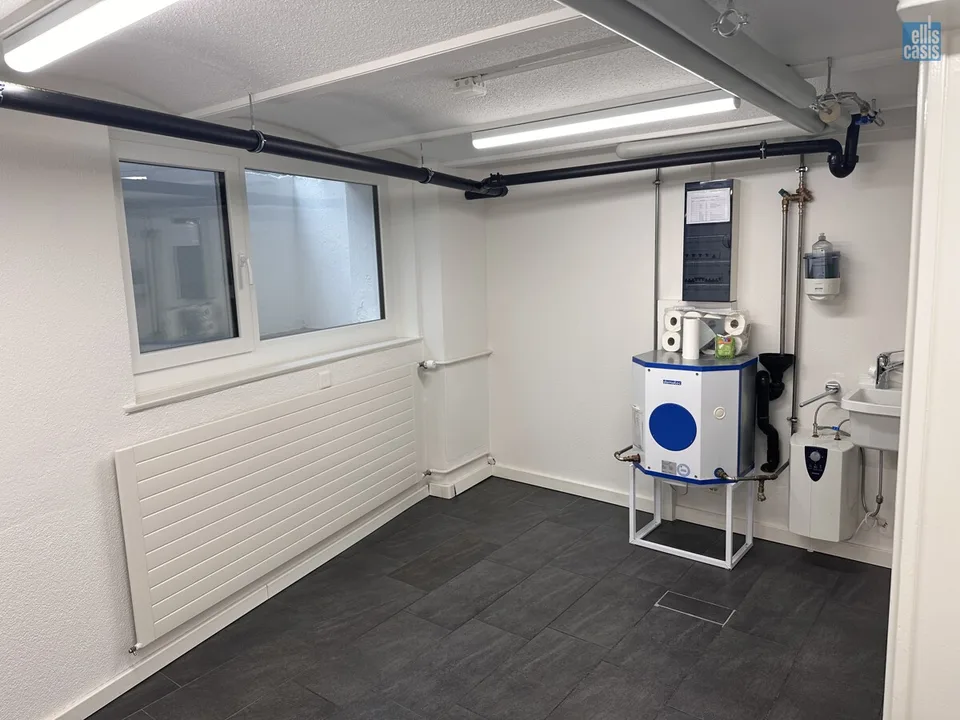 Attractive commercial space for office, practice or service