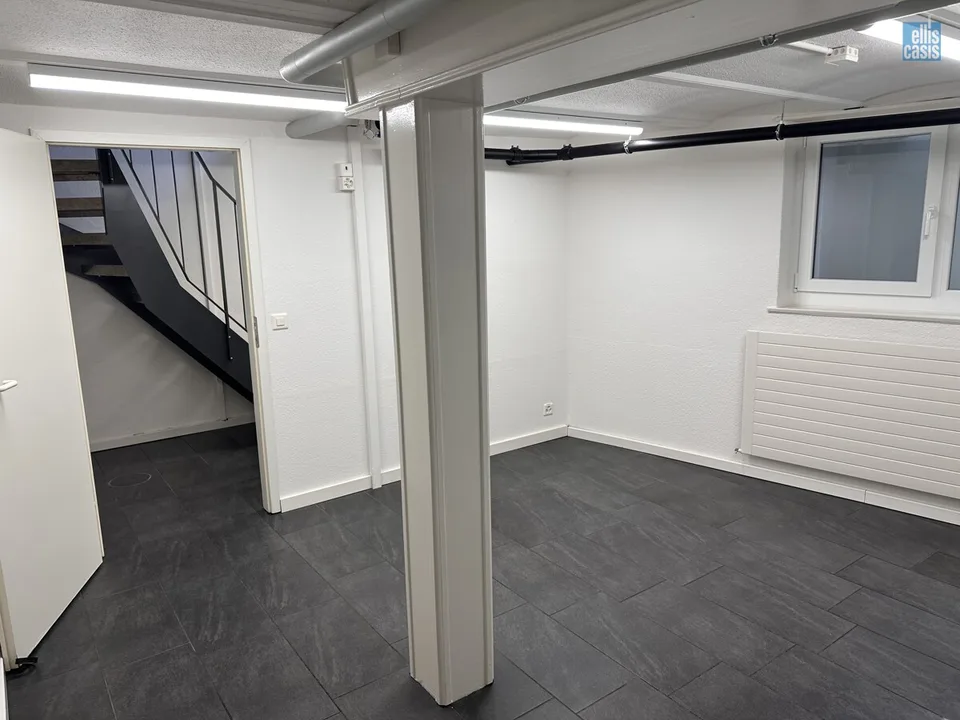 Attractive commercial space for office, practice or service