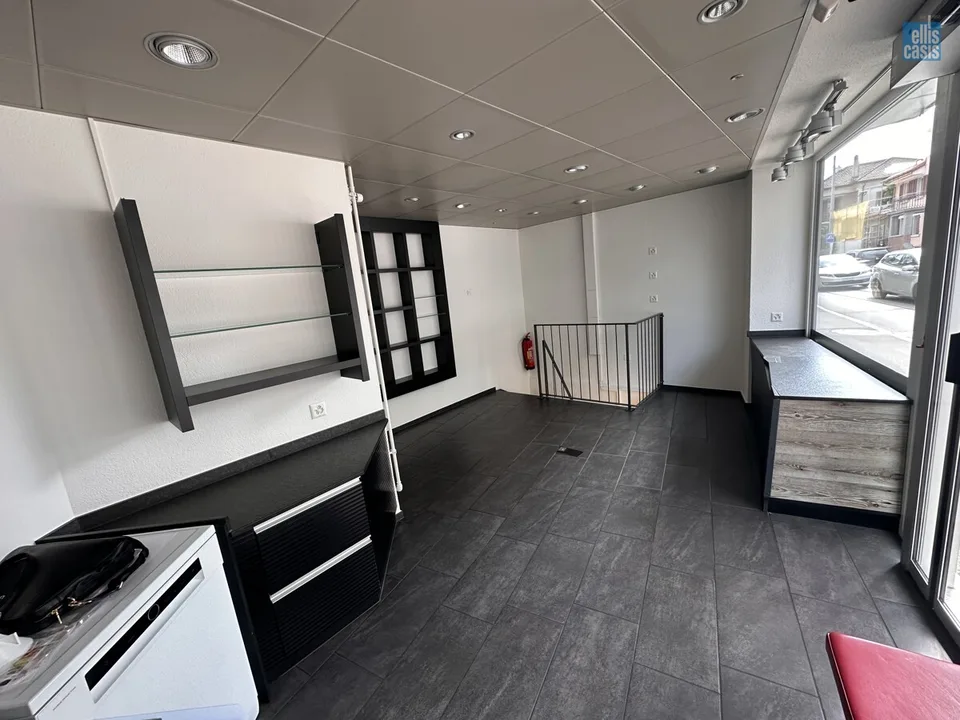 Attractive commercial space for office, practice or service