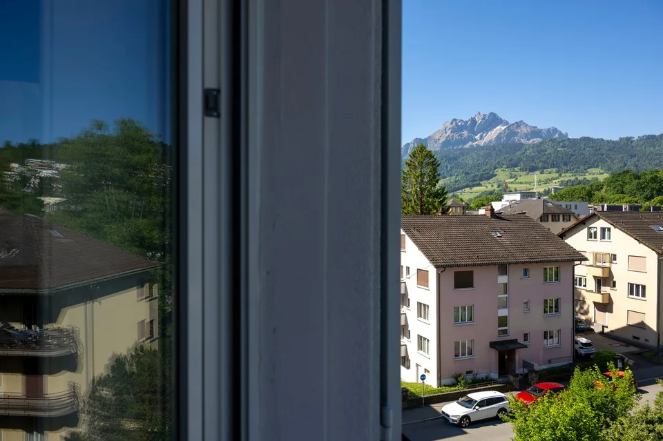 Primo affitto di un delizioso appartamento di 1.5 camere in una posizione tranquilla con un bel cortile interno e vista sul Pilatus
