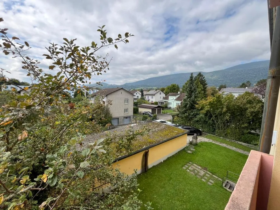 Ristrutturato con ampio balcone e vista