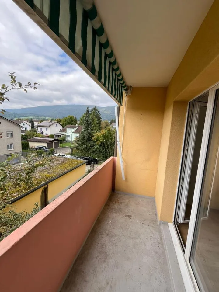 Ristrutturato con ampio balcone e vista