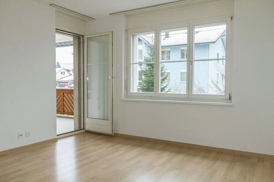 Helle 4.5-Zimmer-Wohnung mit Balkon und Cheminée in Boswil
