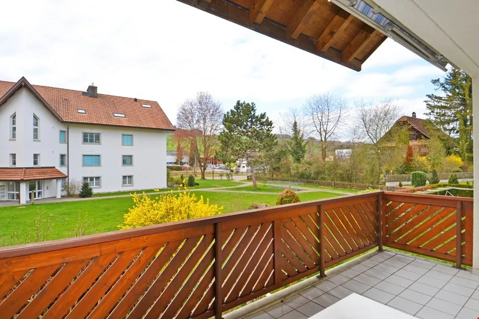 Helle 4.5-Zimmer-Wohnung mit Balkon und Cheminée in Boswil