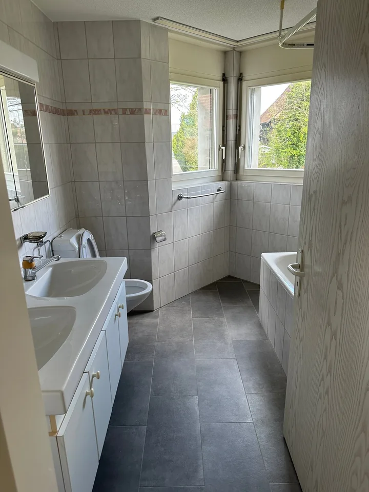 Helle 4.5-Zimmer-Wohnung mit Balkon und Cheminée in Boswil