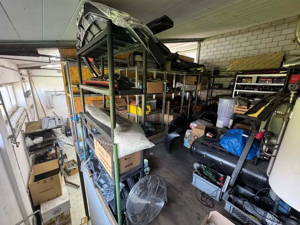 SPACIOUS COMMERCIAL SPACE SUITABLE FOR CAR WORKSHOP