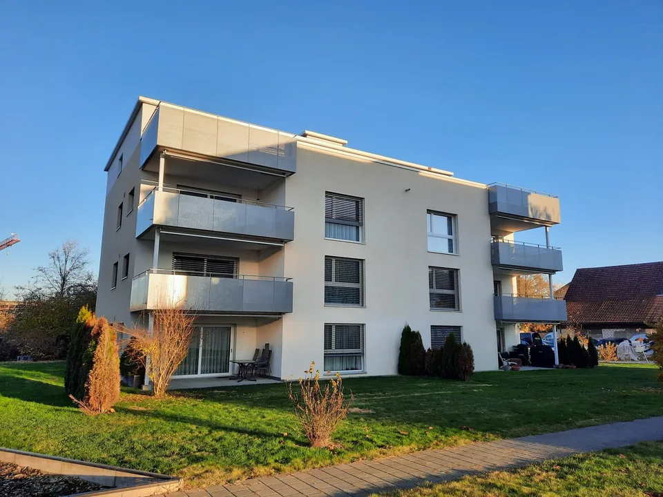 Moderne 3.5-Zimmer-Wohnung mit Balkon in Lupfig