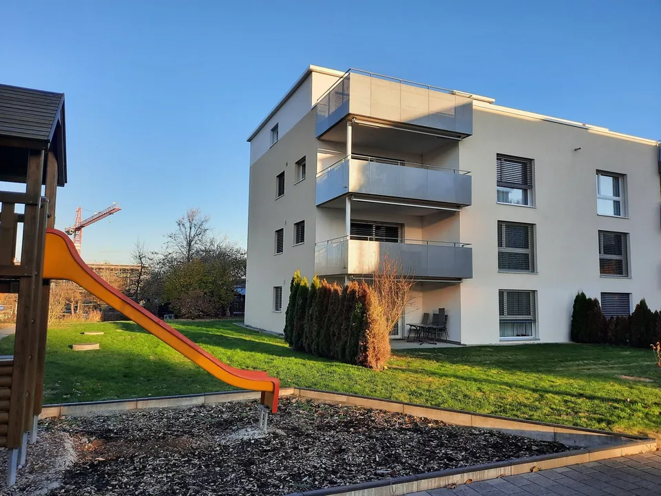 Moderne 3.5-Zimmer-Wohnung mit Balkon in Lupfig