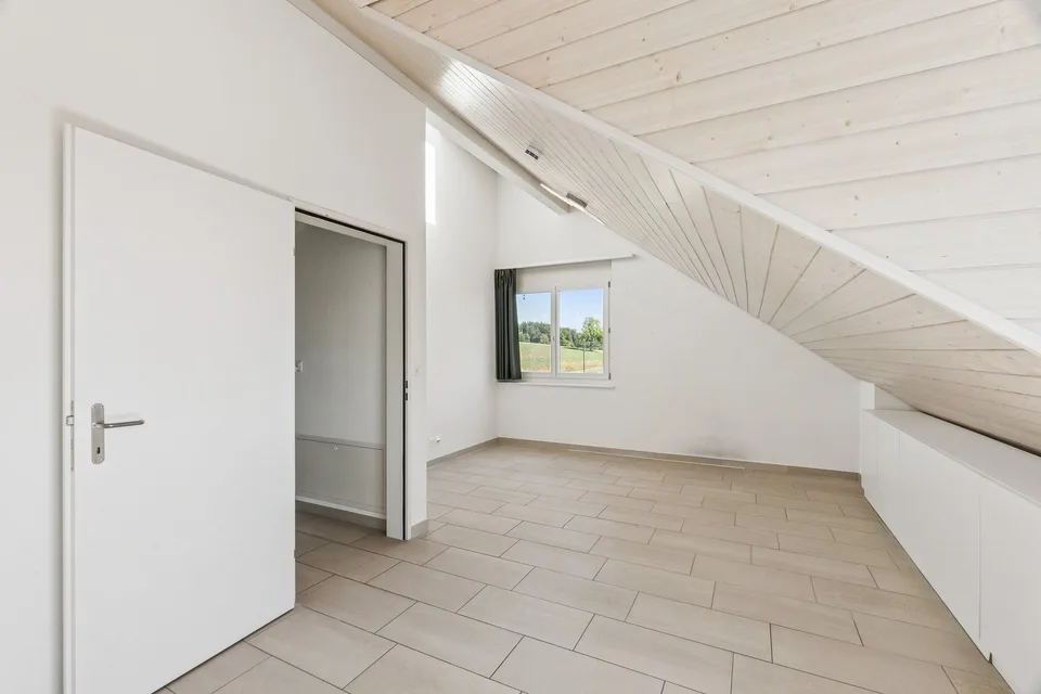 Charmante Maisonette-Dachwohnung in Bassersdorf mit Sonnenbalkon