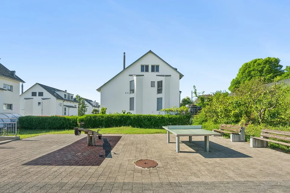 Charmante Maisonette-Dachwohnung in Bassersdorf mit Sonnenbalkon