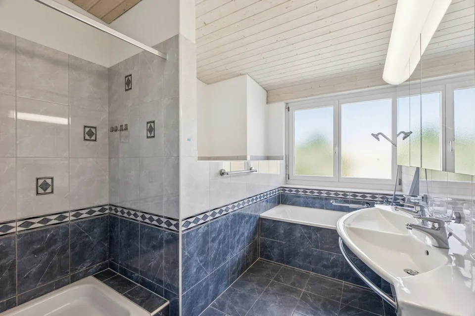 Charmante Maisonette-Dachwohnung in Bassersdorf mit Sonnenbalkon
