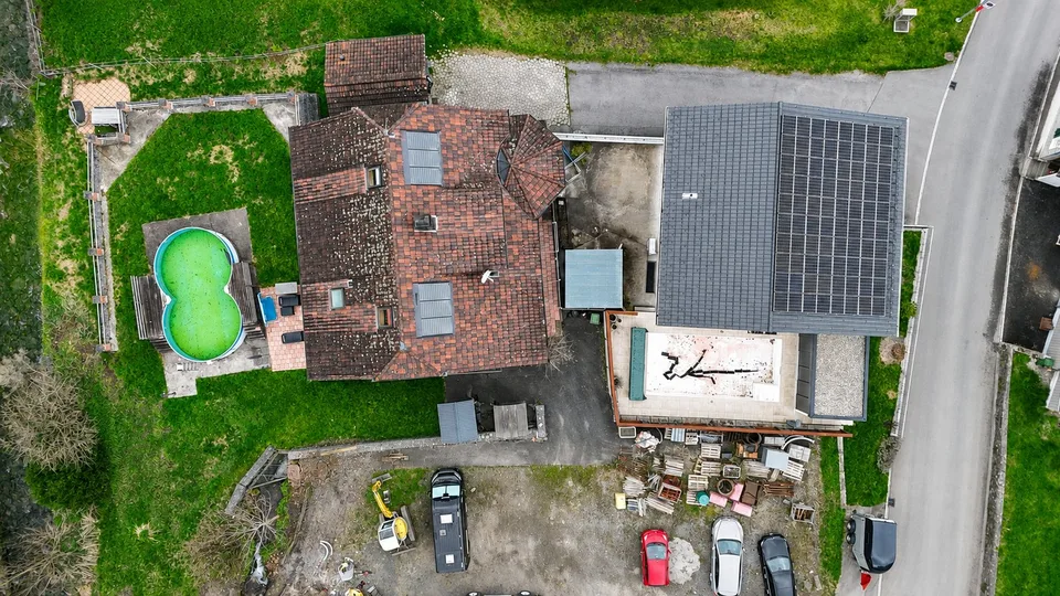 Single-family house with additional apartment