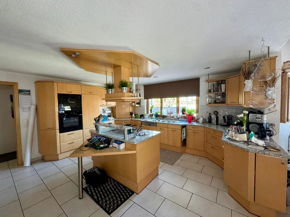 Single-family house with additional apartment
