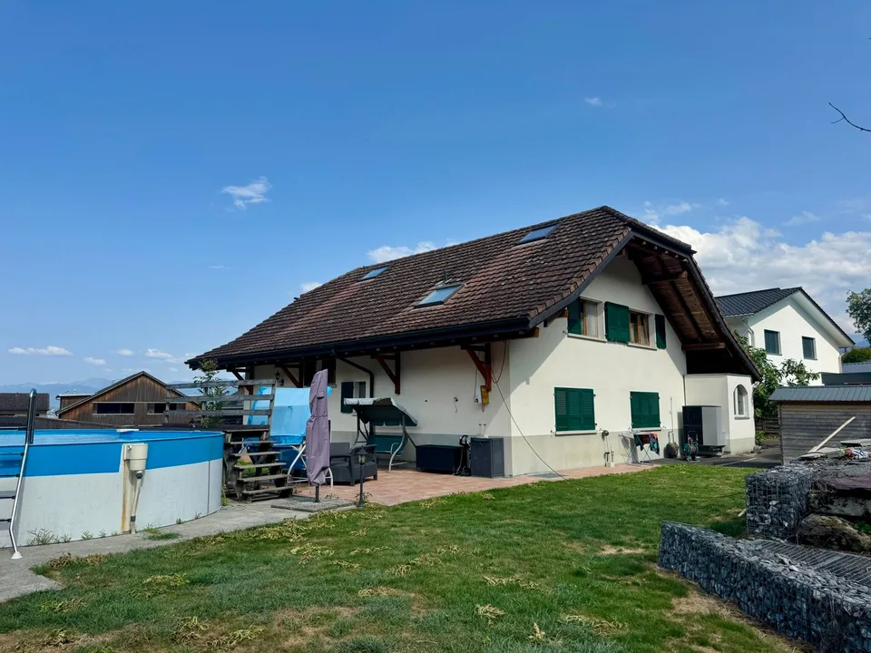 Single-family house with additional apartment