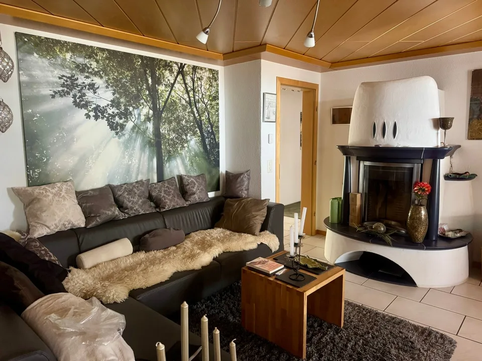Single-family house with additional apartment