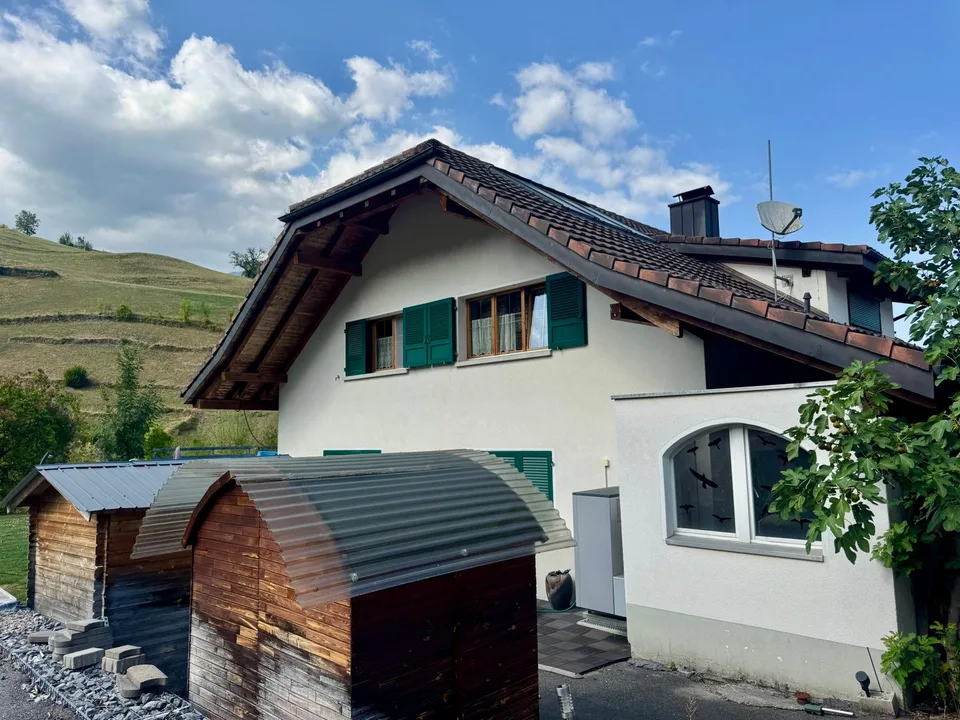 Single-family house with additional apartment