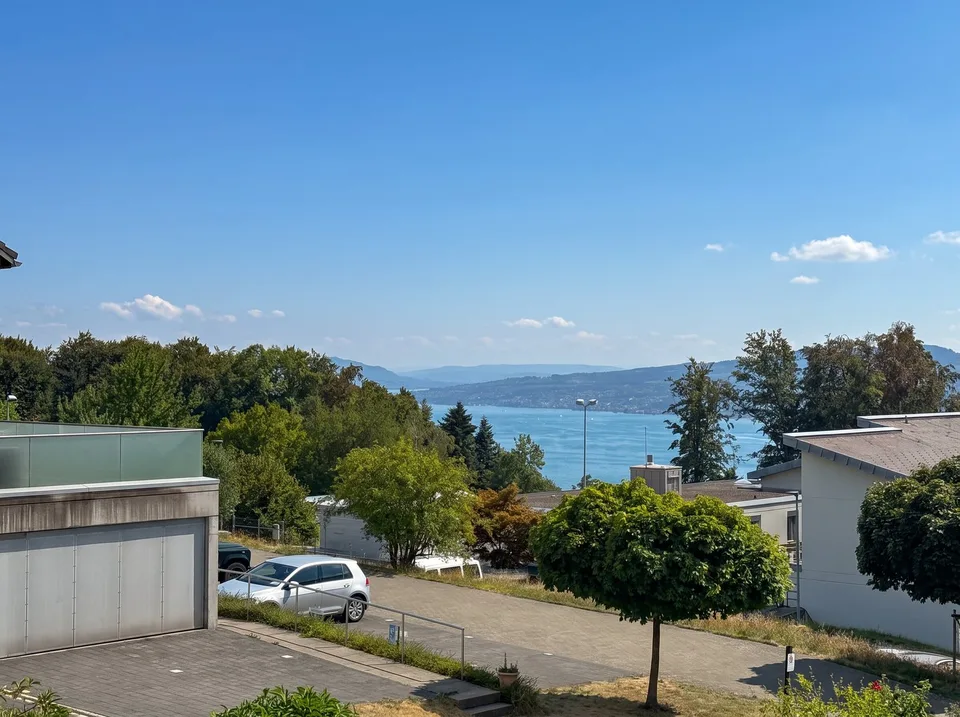 Frisch renovierte 3.5 Zimmer-Wohnung an ruhiger Lage, mit Aussicht, im steuergünstigen Feusisberg