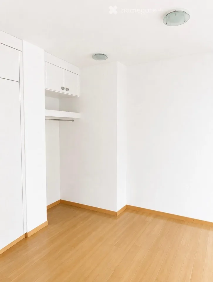 Lichtdurchflutete Wohnung mit hohen Räumen - direkt am Waldrand