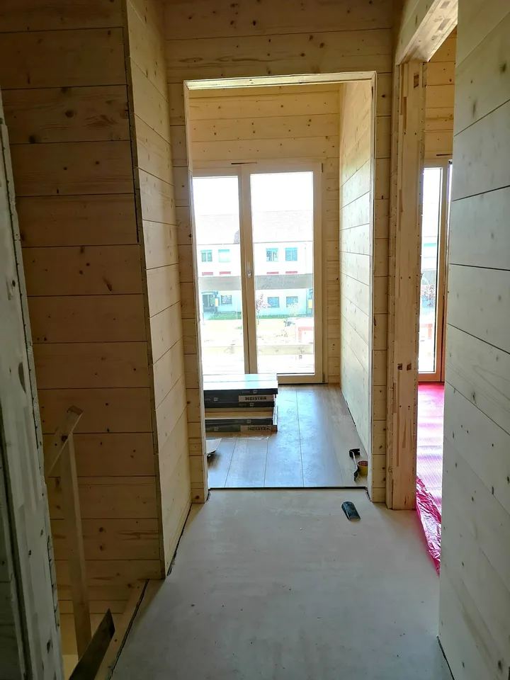 Maison moderne en madrier massif, maison sur parcelle 1288, libre de suite