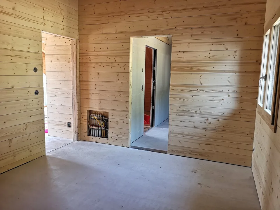 Maison moderne en madrier massif, maison sur parcelle 1288, libre de suite