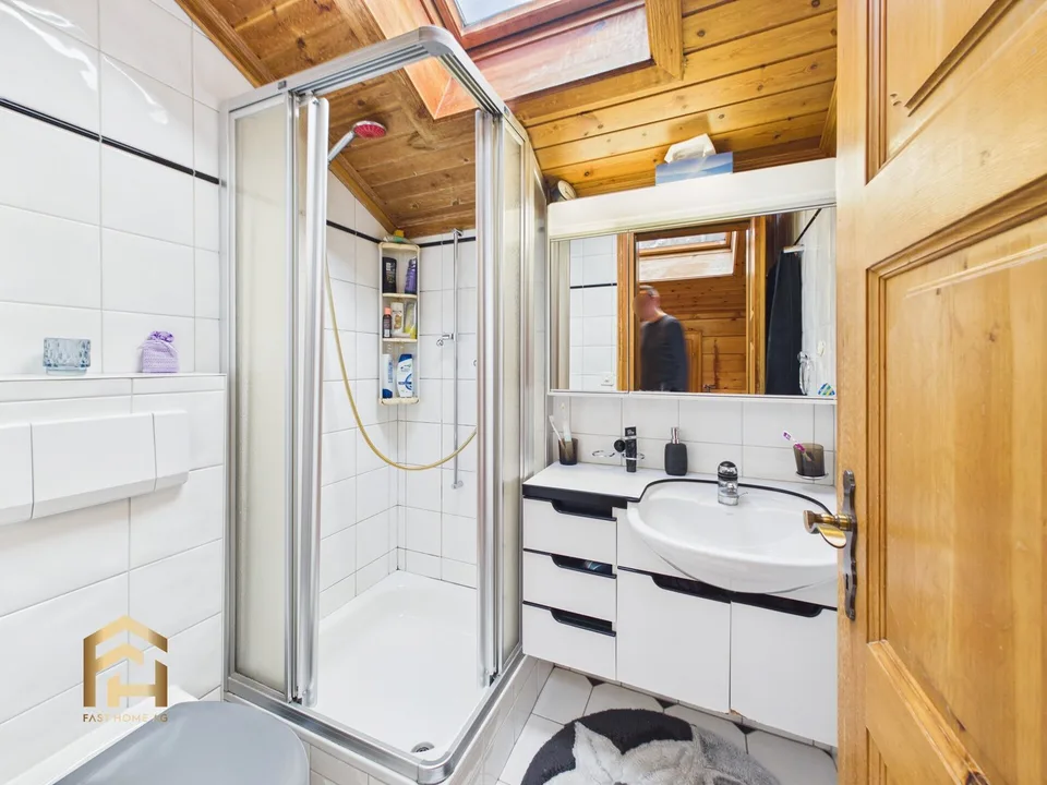 Duplex attique rénové avec 3 salles de bain et connexion optimale