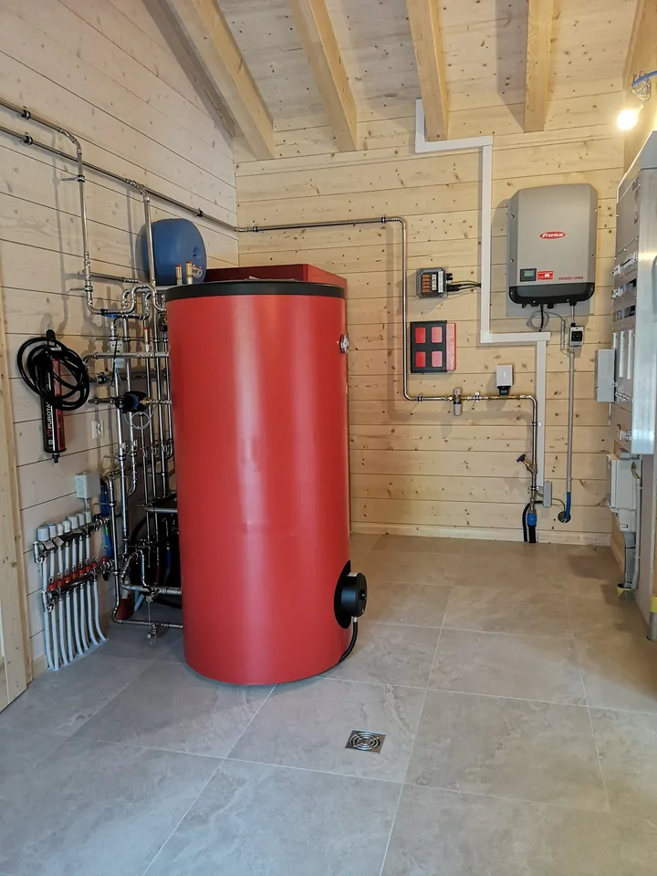 Grande maison moderne en madrier massif avec panneaux solaires, libre de suite