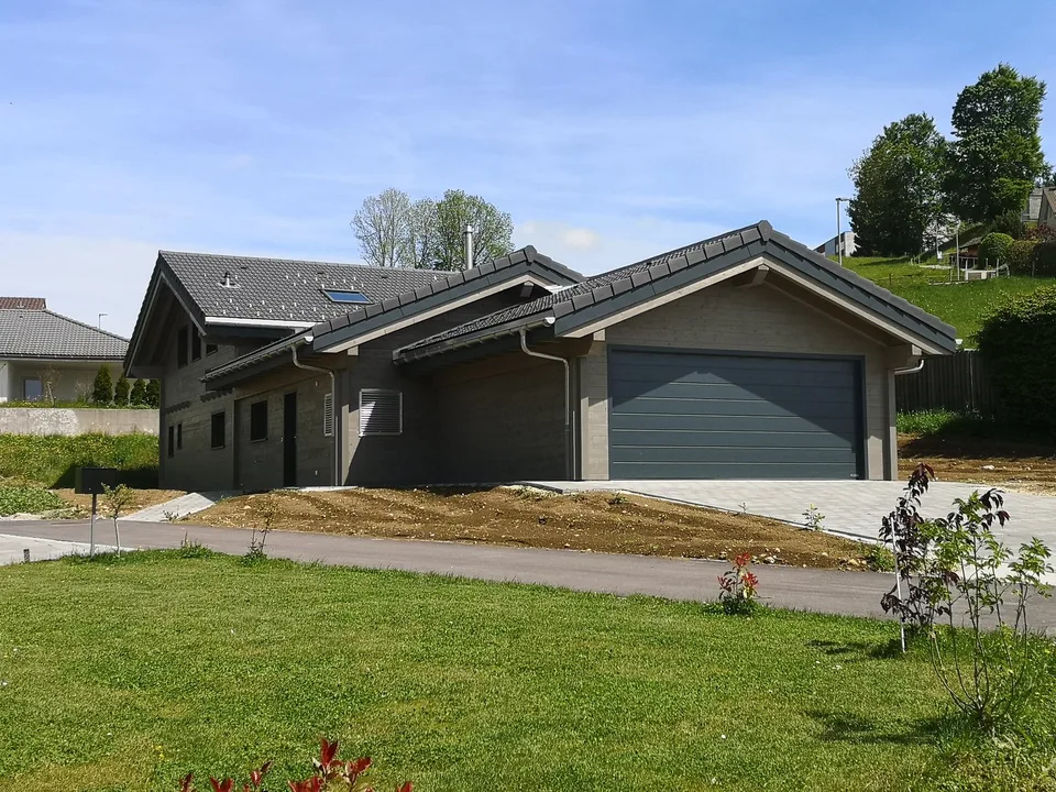 Grande maison moderne en madrier massif avec panneaux solaires, libre de suite