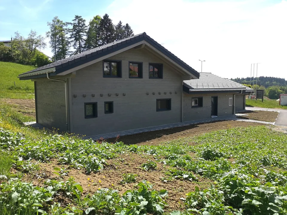 Grande maison moderne en madrier massif avec panneaux solaires, libre de suite