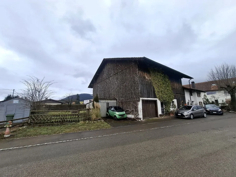 Ampio terreno edificabile con vecchia fattoria, libero da obblighi