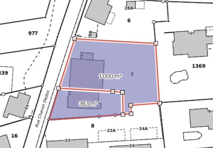 Ampio terreno edificabile con vecchia fattoria, libero da obblighi