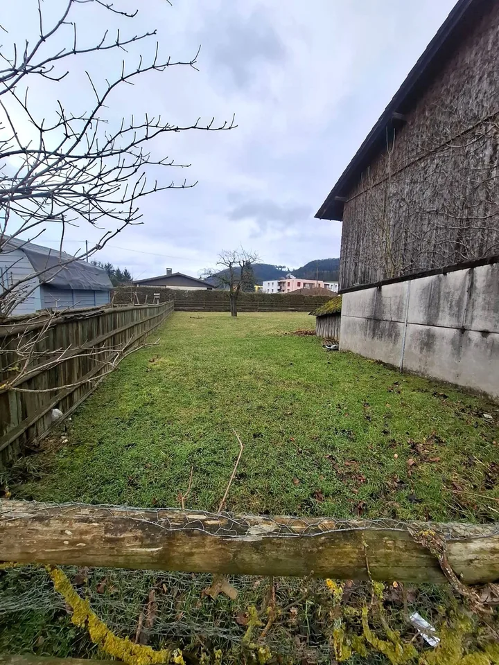 Ampio terreno edificabile con vecchia fattoria, libero da obblighi