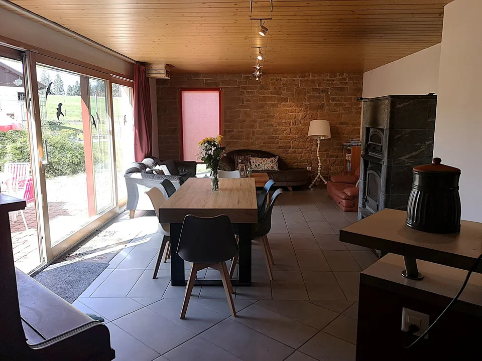 Grande casa familiare con 8,5 locali a Lajoux, possibilità di gestione di camere per gli ospiti