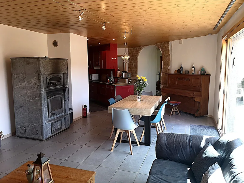 Grande casa familiare con 8,5 locali a Lajoux, possibilità di gestione di camere per gli ospiti