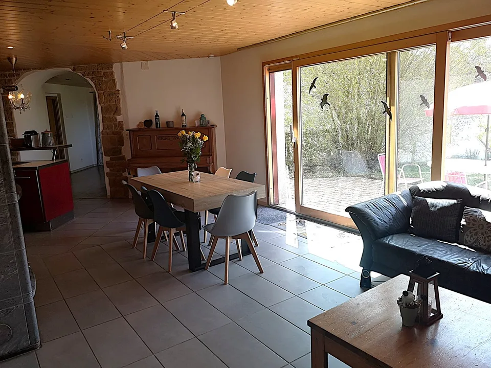 Grande casa familiare con 8,5 locali a Lajoux, possibilità di gestione di camere per gli ospiti