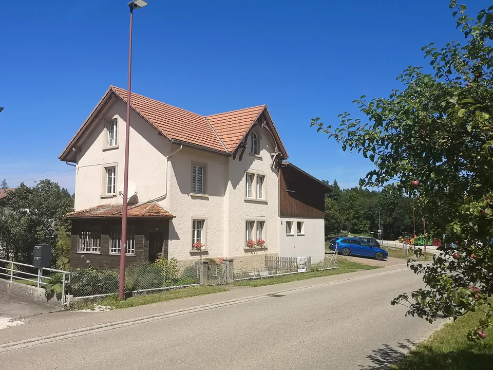 Grande casa familiare con 8,5 locali a Lajoux, possibilità di gestione di camere per gli ospiti