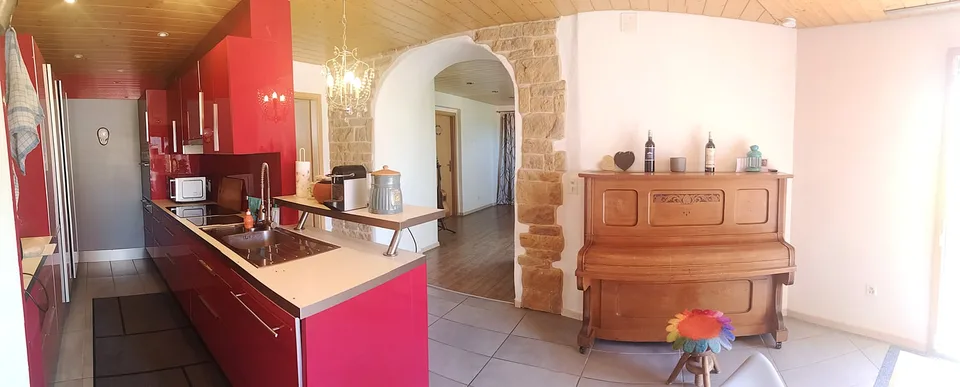 Grande casa familiare con 8,5 locali a Lajoux, possibilità di gestione di camere per gli ospiti