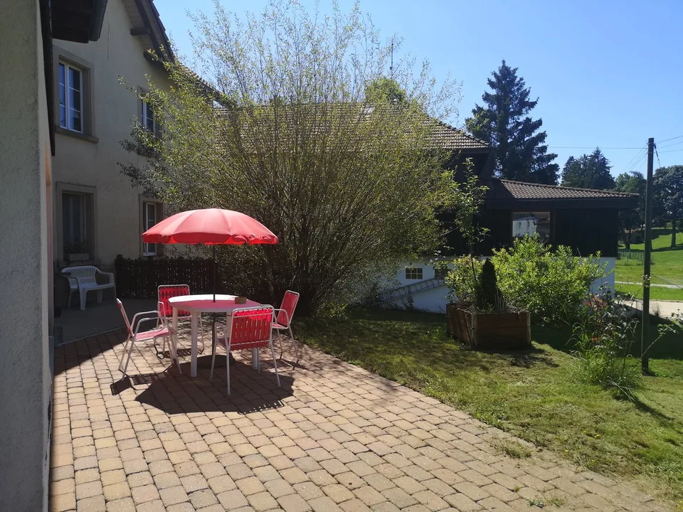 Grande casa familiare con 8,5 locali a Lajoux, possibilità di gestione di camere per gli ospiti